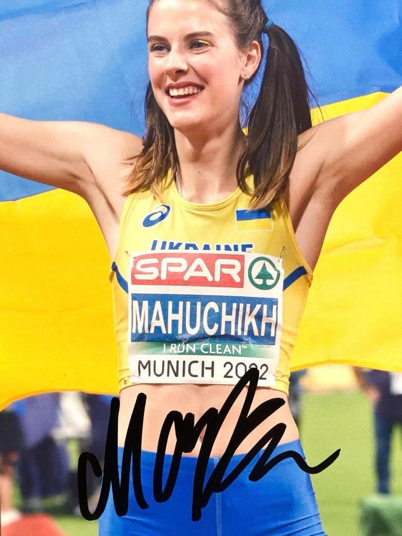 デニムパンツに、刺繍リメイクを施したアイテムです。 道端に咲く花を